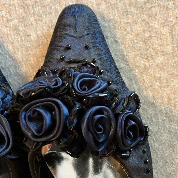 Navy pointed toe shoes. Flowers & beads design. - Picture 7 of 11